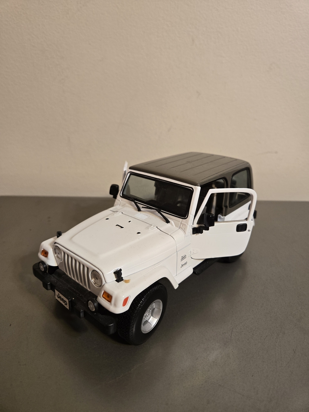 Maisto 1:18 Jeep Wrangler Sahara Diecast Model Car - White